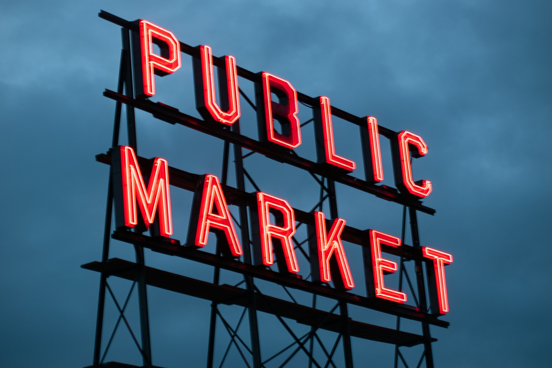 Neonowy znak „Public Market” ilustrujący widoczność marki i komunikację publiczną