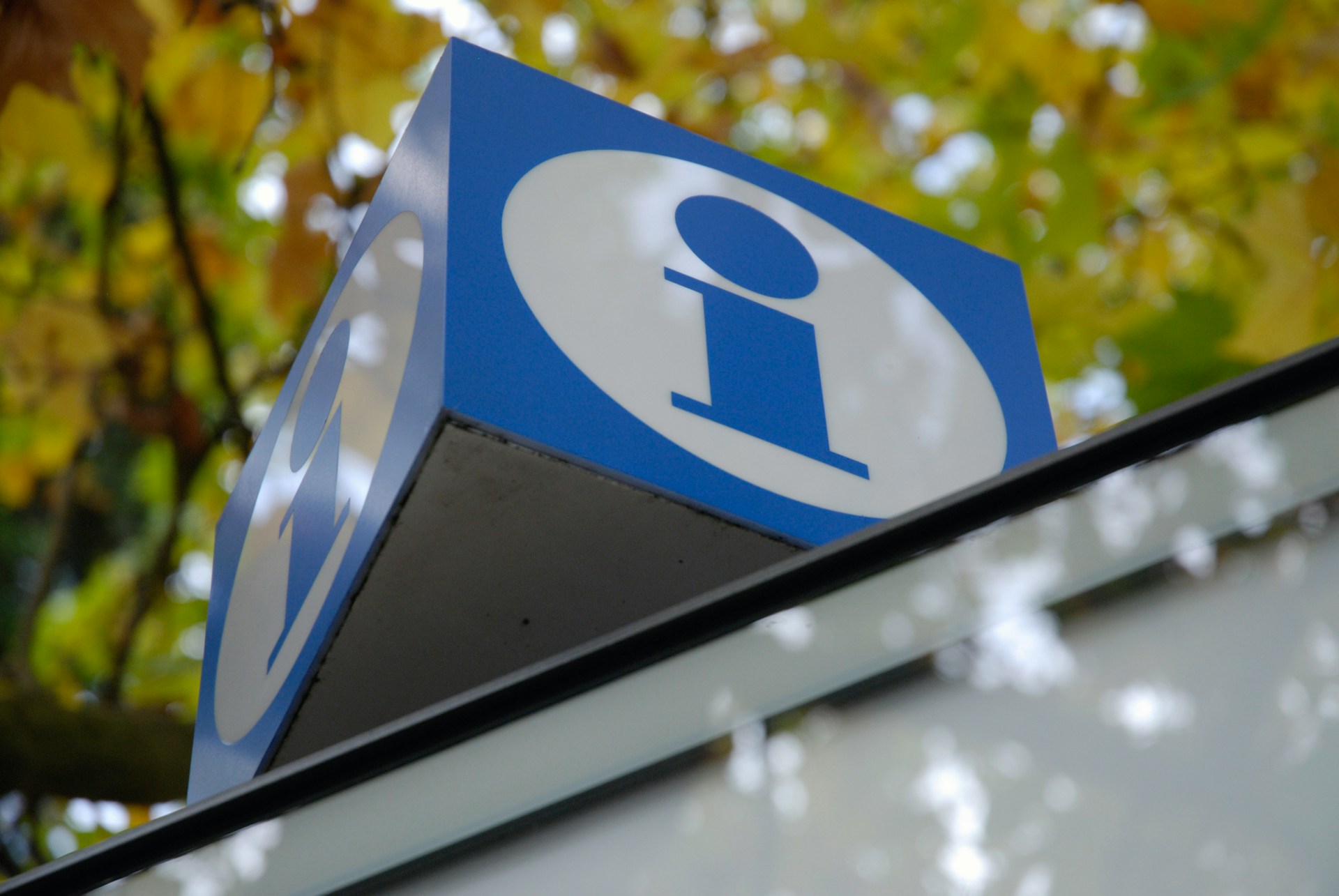 Symbol informacyjny przedstawiający, jak marki stają się widoczne w odpowiedziach generowanych przez AI w wyszukiwarkach i rekomendacjach.