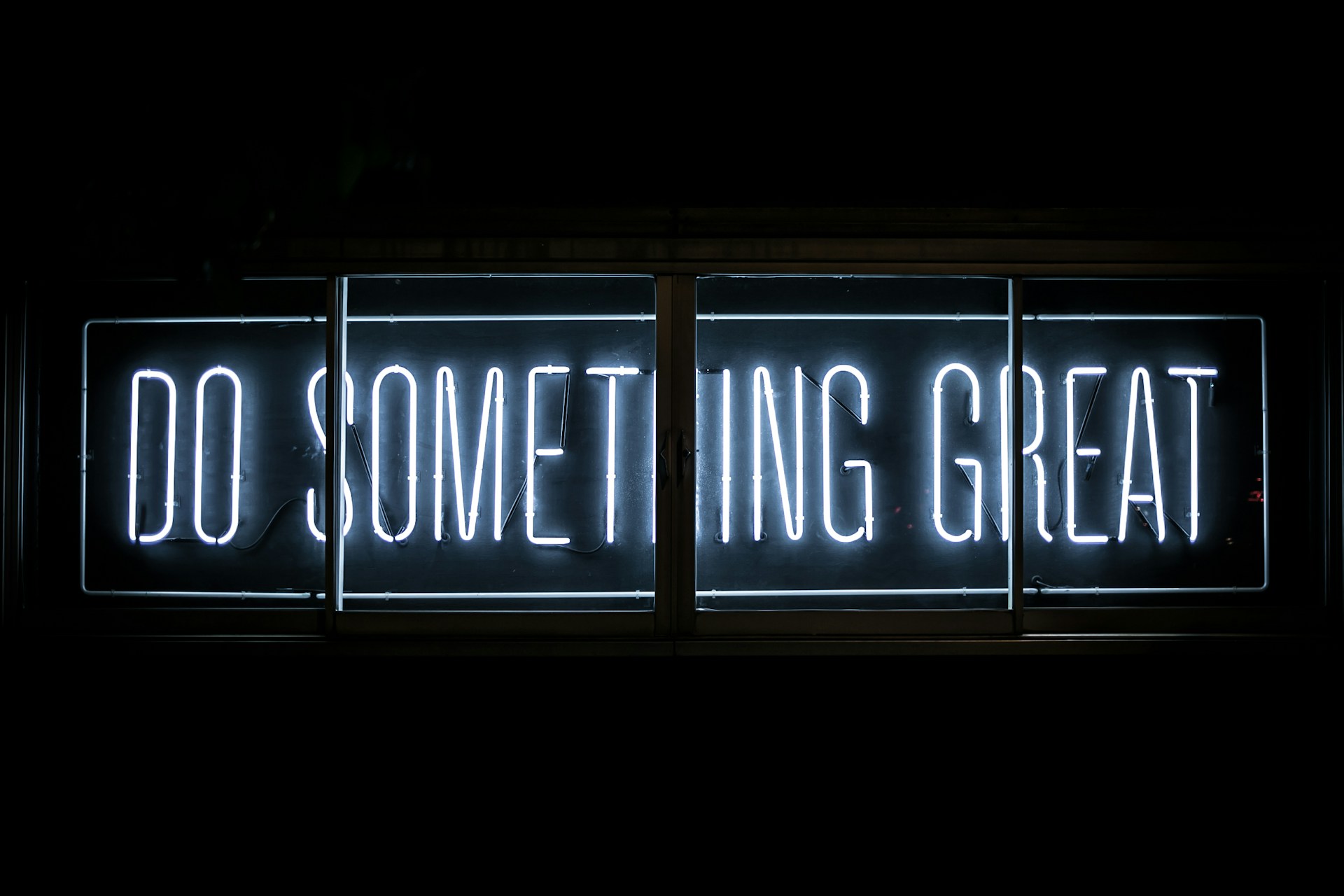 Neonowy napis „Do Something Great” ilustrujący działanie na podstawie spostrzeżeń dotyczących widoczności marki w AI